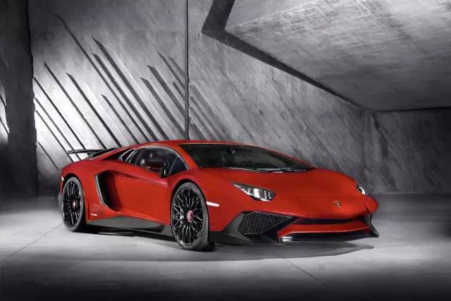 兰博基尼Aventador价格深度解析，豪华超级跑车市场定位与售价探讨